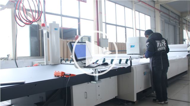 Automatic fabric cutting machine